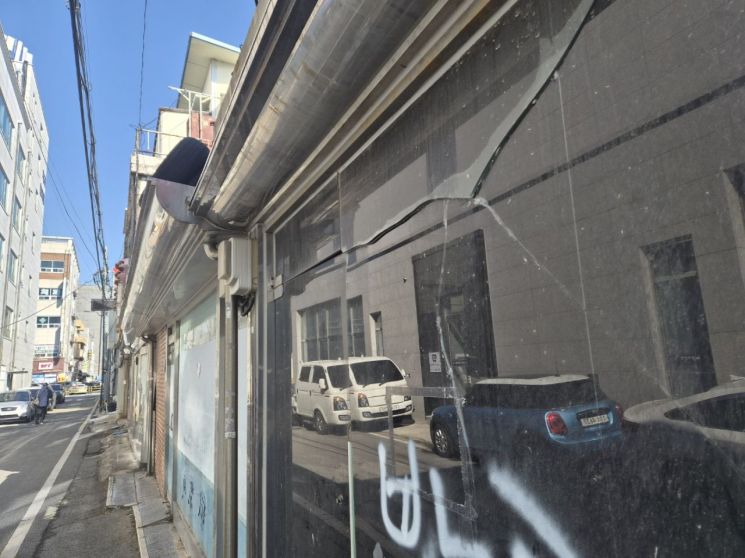 3일 오전 광주 광산구 송정동 광주송정역 맞은편 골목에 폐업한 유흥업소 건물 유리창에 먼지와 파손 흔적이 남아 있다. 송보현 기자