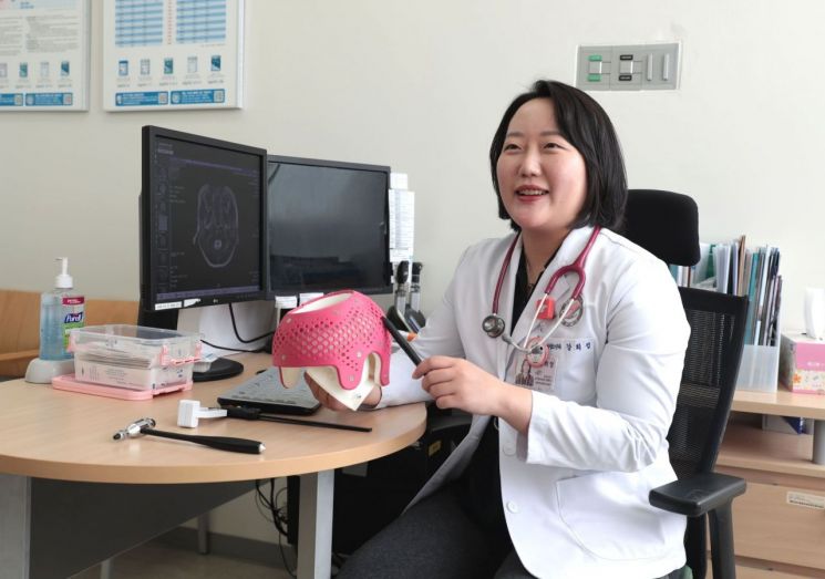 '300만원 헬멧'이 육아 필수템?… 하루종일 씌우는 부모들