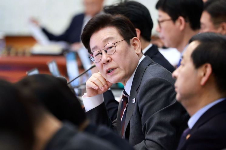 李대통령 "주가·집값 같은 선상서 판단하면 안 돼…사회 지도층 선동 옳지 않아"