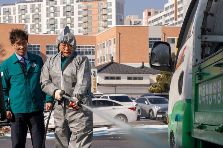 이동환 고양시장이 지난 2일 농업기술센터 거점소독시설을 방문해 가축전염병 차단을 위한 방역추진체계를 점검하고 있다. 고양특례시 제공