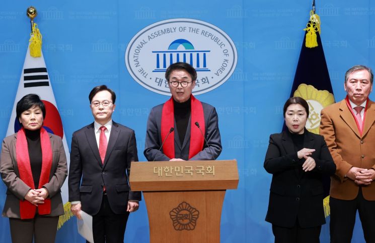 국힘 원외당협 "정성국 사퇴해야"…의총 설전 여파 지속