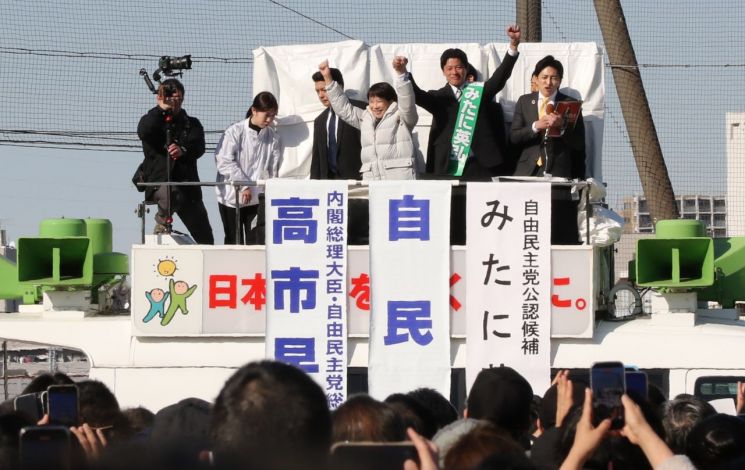 다카이치 사나에 일본 총리가 중의원 선거를 앞두고 31일 가나가와현 요코하마시에서 후보 지원 유세를 하며 지지를 호소하고 있다. 연합뉴스.