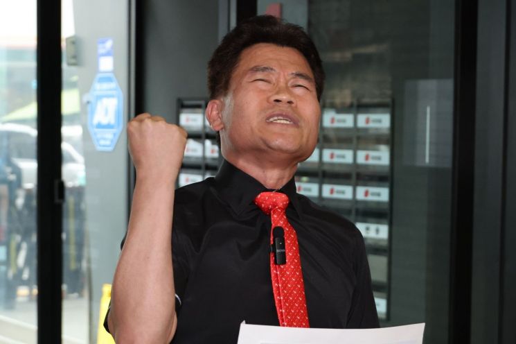 "이준석 대답해" 호통친 전한길…李 "쇼하지 말고 토론하자"