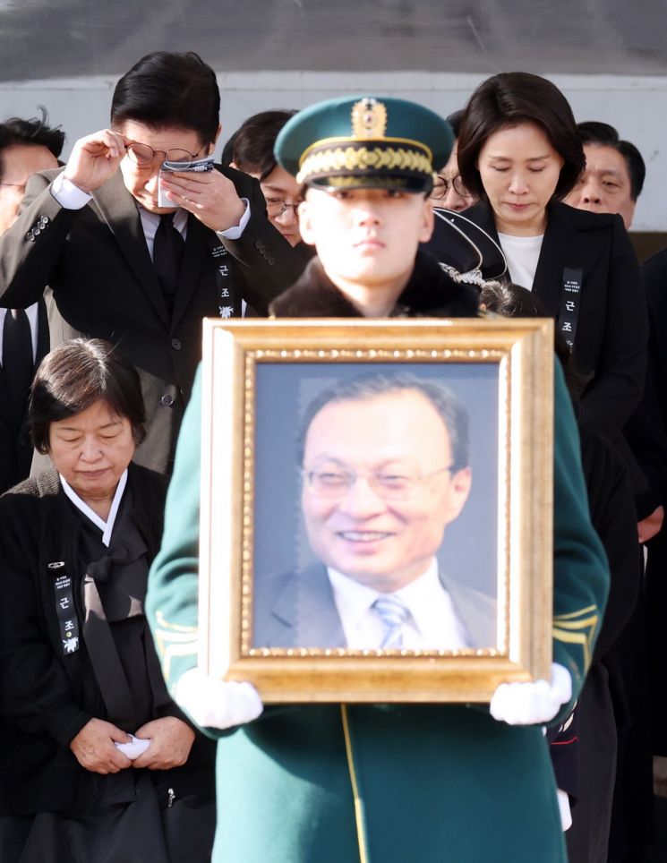 이재명 대통령이 31일 서울 여의도 국회 의원회관에서 이해찬 전 국무총리  영결식을 마친 뒤 유가족 등과 함께 영정 행렬을 따르며 눈물을 닦고 있다. 연합뉴스