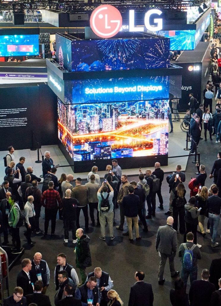LG전자가 유럽 최대 디스플레이 전시회인 'ISE 2026'에서 '디스플레이 너머의 솔루션'을 주제로 디스플레이와 소프트웨어를 결합한 B2B 고객 맞춤형 솔루션을 공개했다. LG전자