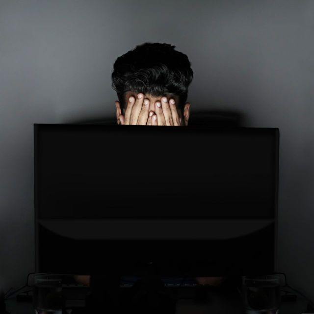 숨 끊어졌지만, 업무는 계속됐다…사망 8시간 후 '띵동' 또 업무 메시지