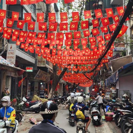 지난달 중순 제14차 공산당 전국대회를 앞두고 베트남 하노이 시내 곳곳에 붉은 깃발이 설치돼 있다.