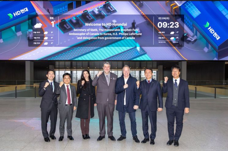 스티븐 퓨어(Stephen Fuhr) 캐나다 국방조달장관 일행이 HD현대 글로벌R&D센터에서 기념 촬영을 하고 있다 (사진 오른쪽에서 두 번째부터 HD현대중공업 박용열 함정사업본부장, 스티븐 퓨어 캐나다 국방조달장관, 필립 라포튠 주한 캐나다 대사). HD현대중공업 제공