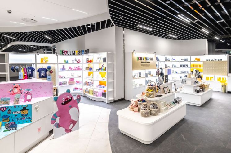 서울갤러리 내 서울시를 상징하는 각종 상품을 판매하는 굿즈샵. 서울시 제공