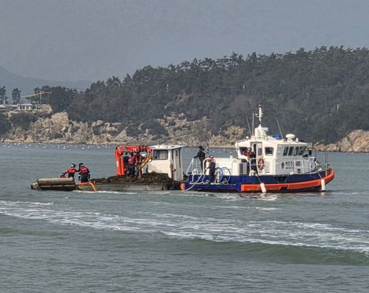 "배 가라앉는다"…완도 해상서 어선 침수 '아찔'