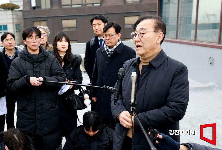 [포토] 취재진 질문에 답하는 김윤석 국토부 장관