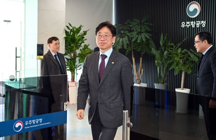 지난 4일 우주항공청으로 출근하고 있는 오태석 신임 우주항공청장. 우주청 제공