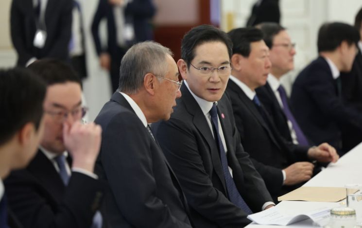 10대 그룹, 5년 간 지역에 총 270조 투자…한경협 "경제계 300조 규모"