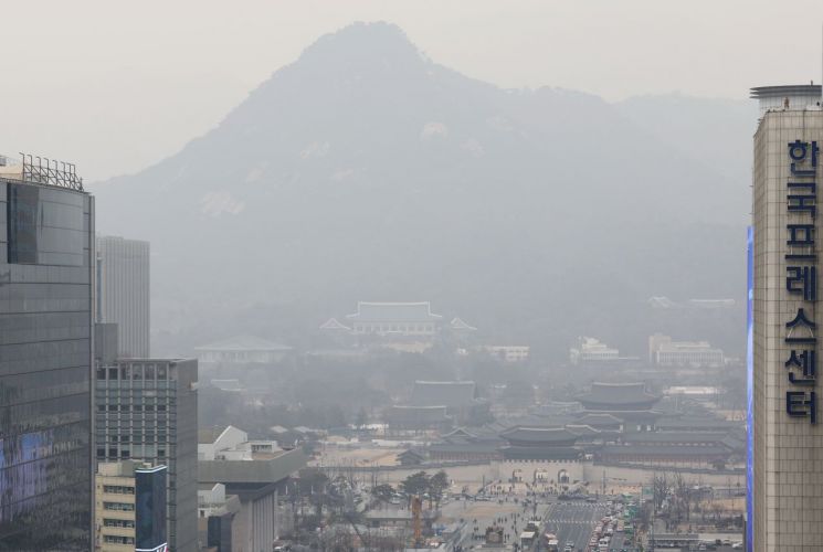 [내일 날씨]수도권 미세먼지 '나쁨'…곳곳에 '비·눈'