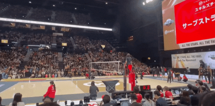 "머리카락 다 타겠다"…실수로 女스태프 공 맞히자 '슬라이딩 사과' 화제