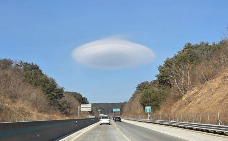 과거 추락 사고로 '124명 전원 사망' 악몽도…설악산 인근 하늘에 뜬 'UFO 구름' 정체