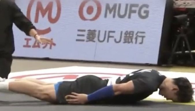 "머리카락 다 타겠다"…실수로 女스태프 공 맞히자 '슬라이딩 사과' 화제