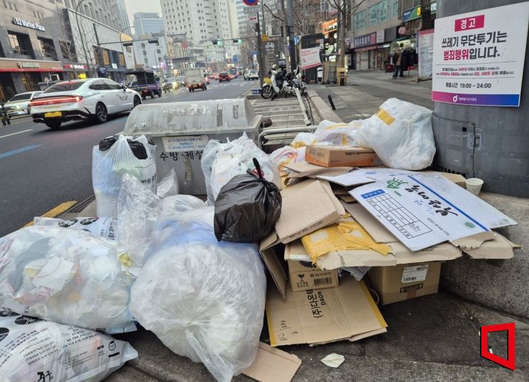 "여기가 쓰레기 버리는 데인 줄"…관광객 40만명 몰리는데 쓰레기통은 '0'