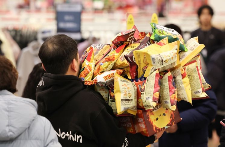 이마트 행사 뒤 '맛동산' 검색 9만5000% 폭증…중고거래 시장에 무슨 일?