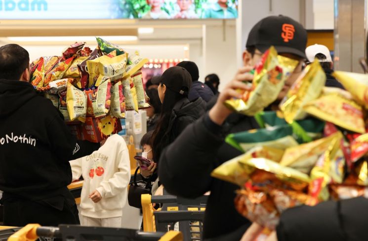 인증샷만 찍고 결국 '당근마켓행'…이마트 과자 '되팔이' 눈살