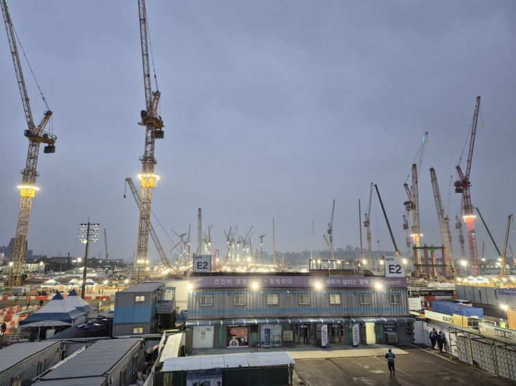 4일 삼성전자 평택캠퍼스 5공장(P5) 건설 현장 입구인 E2 게이트 넘어로 수십기의 크롤러 크레인과 조명들이 늘어서 있다. 김진영 기자