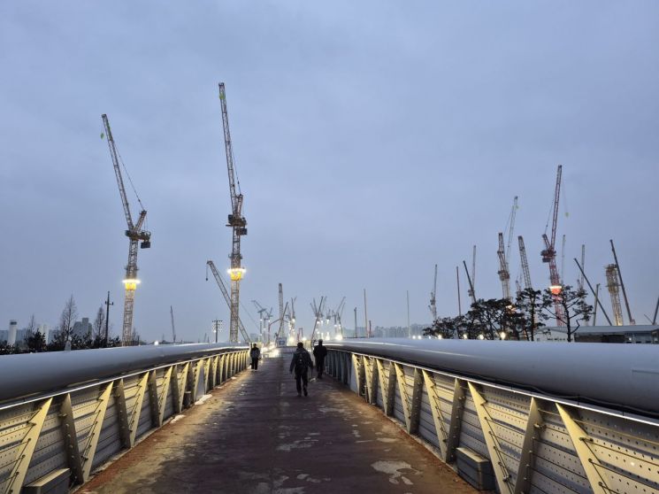 4일 삼성전자 평택캠퍼스 5공장(P5) 건설 현장과 4공장(P4)를 잇는 육교 위로 인부들이 지나가고 있다. 김진영 기자