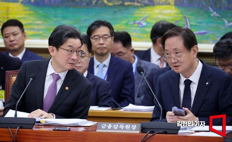 이억원 금융위원장(왼쪽)과 이찬진 금융감독원장이 지난 2월 국회에서 열린 정무위원회 전체회의에 참석해 대화하고 있다. 2026.2.5 김현민 기자