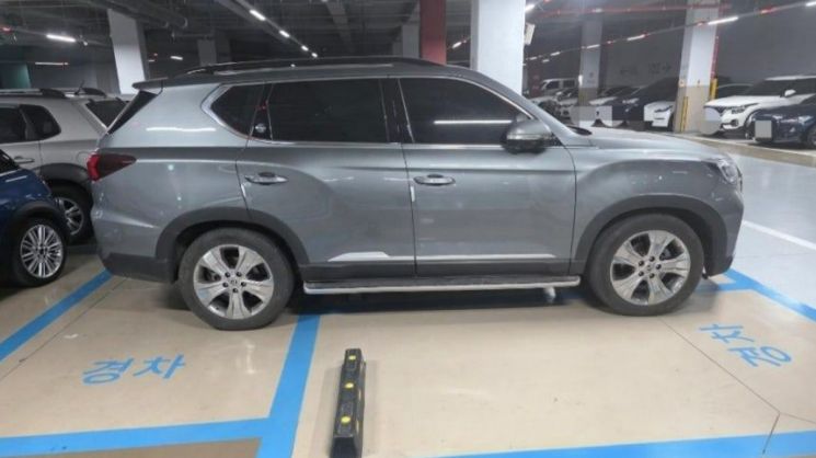 "이건 너무 민폐잖아요"…'경차 주차면 3칸' 점령한 무개념 SUV