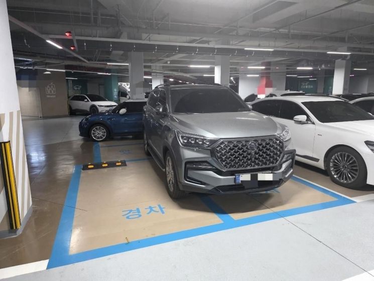 "이건 너무 민폐잖아요"…'경차 주차면 3칸' 점령한 무개념 SUV