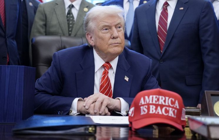 도널드 트럼프 미국 대통령이 지난 3일(현지시간) 미 워싱턴 DC 백악관 집무실에서 열린 법안 서명식에 참석한 모습. EPA연합뉴스