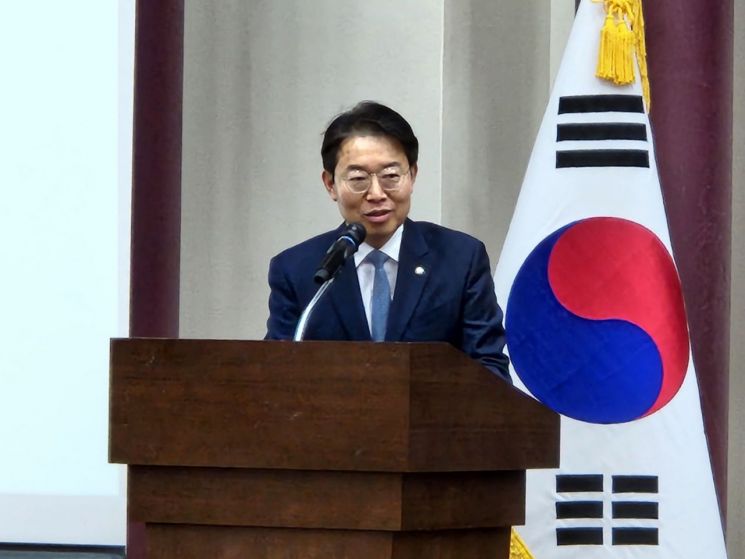 최기상 더불어민주당 의원이 5일 국회의원회관 제1소회의실에서 열린 '초국가범죄와 가상자산 국회 정책 세미나'에서 발언을 하고 있다. 임춘한 기자