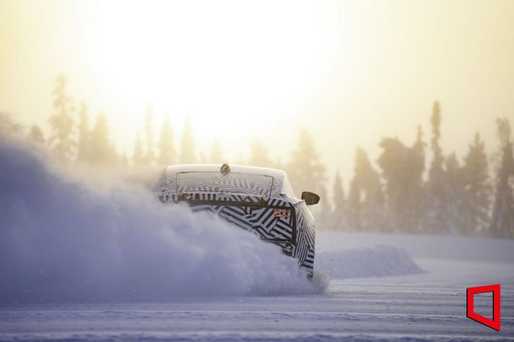 "빙판도 거침없다" 재규어 '럭셔리 GT' 혹한기 테스트 포착