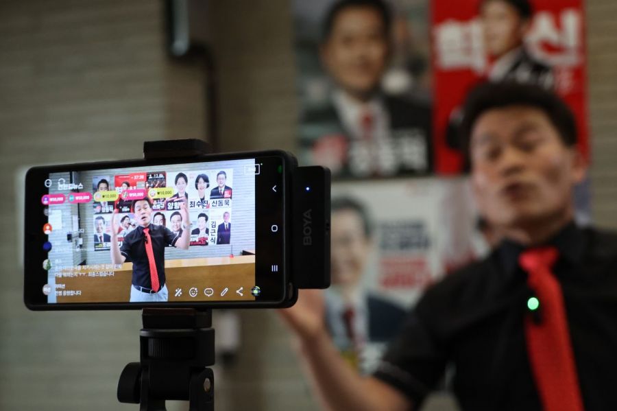 전한길 씨가 지난해 8월 서울 여의도 국민의힘 당사를 찾아 개인 유튜브 방송을 하고 있다.  연합뉴스