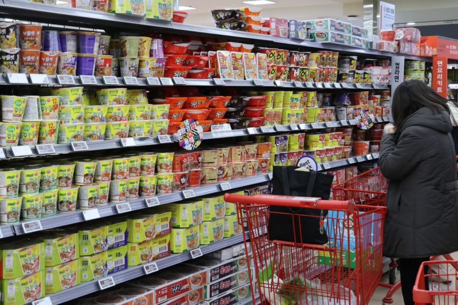 서울 시내 대형 마트에서 외국인 관광객들이 한국 라면을 고르고 있다. 연합뉴스