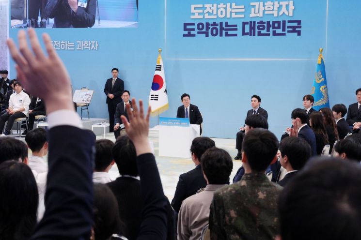 5일 청와대에서 열린 미래 과학자와의 대화 '도전하는 과학자, 도약하는 대한민국'에서 참석자들이 이재명 대통령을 향해 발언권을 요청하며 손을 들고 있다. 연합뉴스