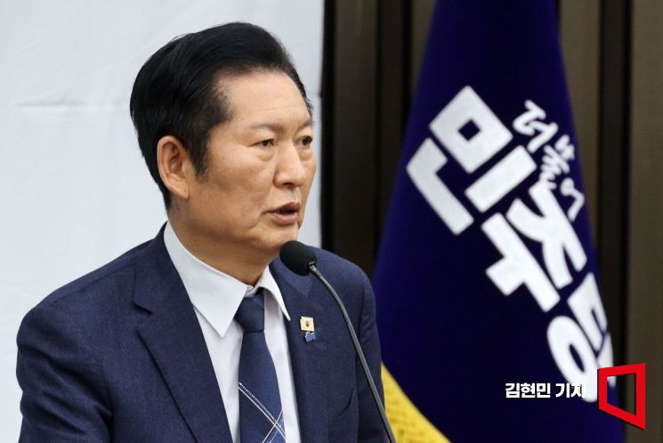 정청래 더불어민주당 대표가 지난 5일 국회에서 열린 정책의원총회에서 발언하고 있다. 김현민 기자