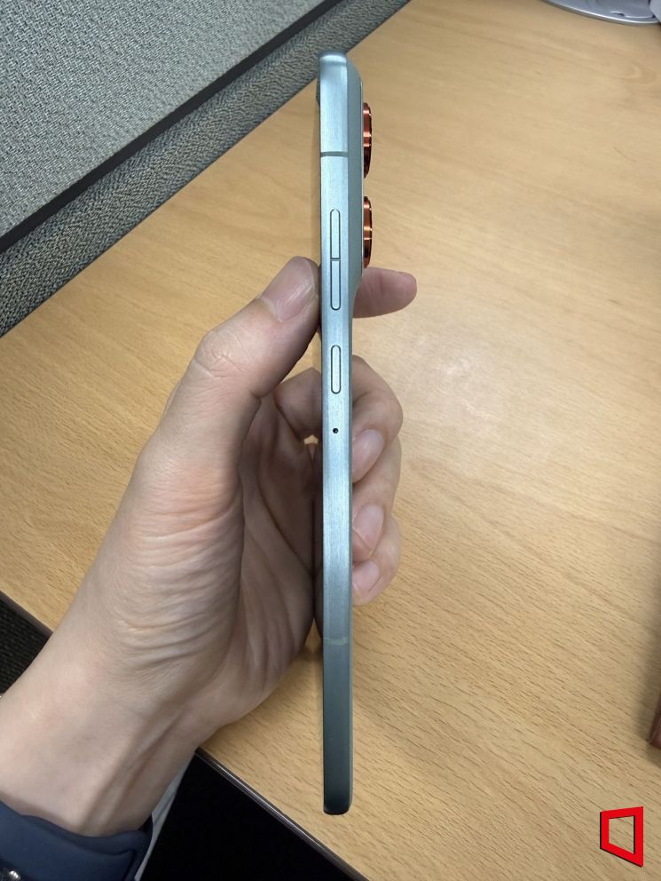 "55만원이래" '아이폰 에어'보다 가볍고 오래 쓰는데 가격은 3분의 1[써보니]