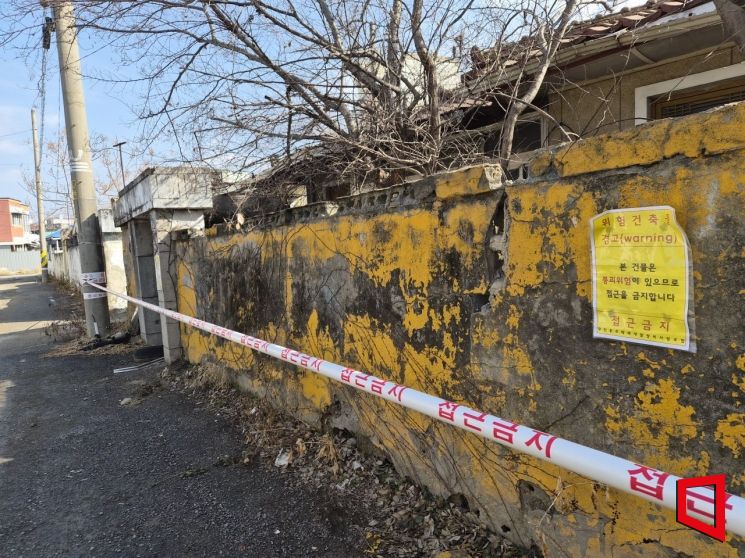 5일 광주 서구 광천동 재개발 구역 담벼락에 '위험 건축물 접근금지' 안내문이 붙어 있다. 해당 재개발 구역은 약 3조원 규모로 추진되는 사업지로 최고 45층 아파트와 부대시설, 공원 등을 포함해 5,000여 세대 규모로 조성될 예정이다. 민현기 기자