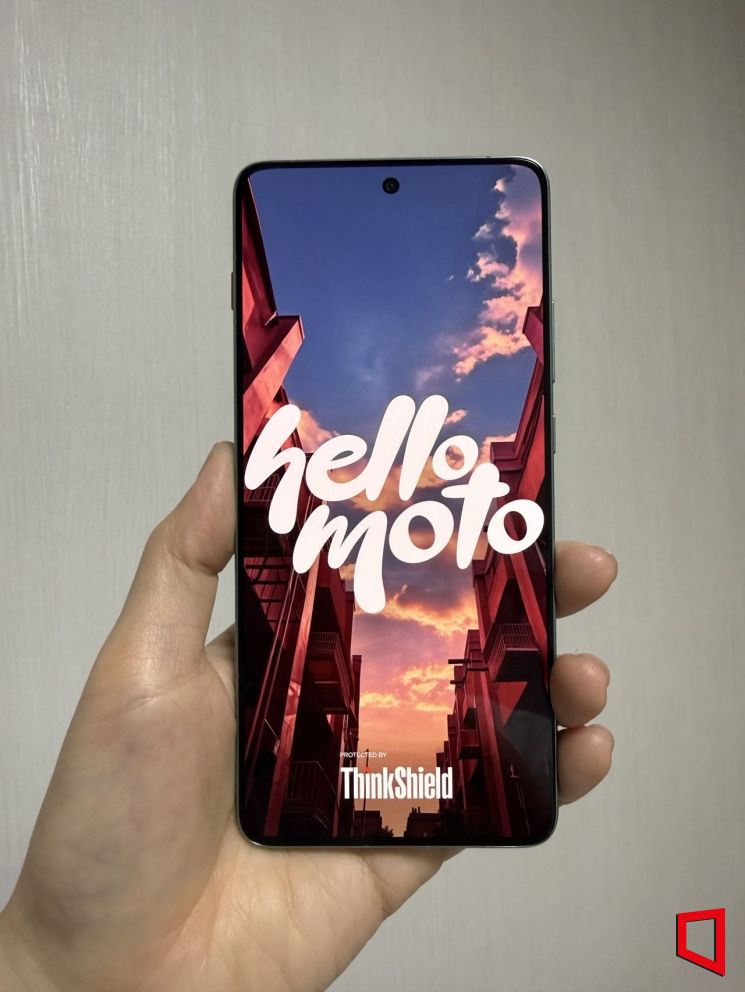 "55만원이래" '아이폰 에어'보다 가볍고 오래 쓰는데 가격은 3분의 1[써보니]