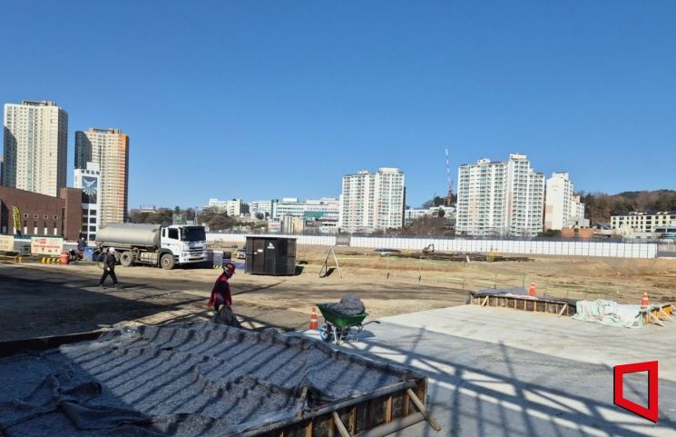 지난달 28일 오전 광주 동구 학동 4구역 재개발 현장에서 공사 관계자들이 분주하게 움직이고 있다. 민현기 기자