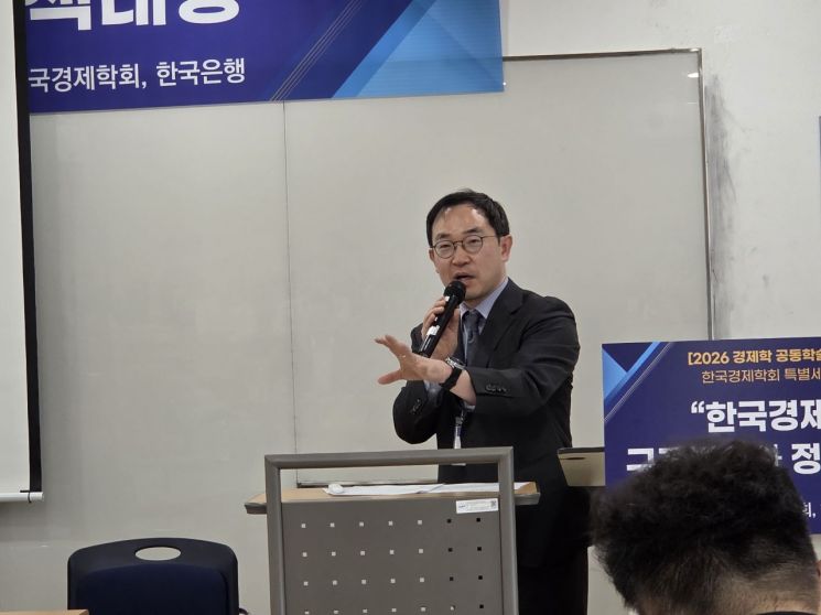 이태환 세종대 교수가 5일 서울 중앙대학교에서 열린 경제학 공동학술대회에서 발표하고 있다. 임온유 기자