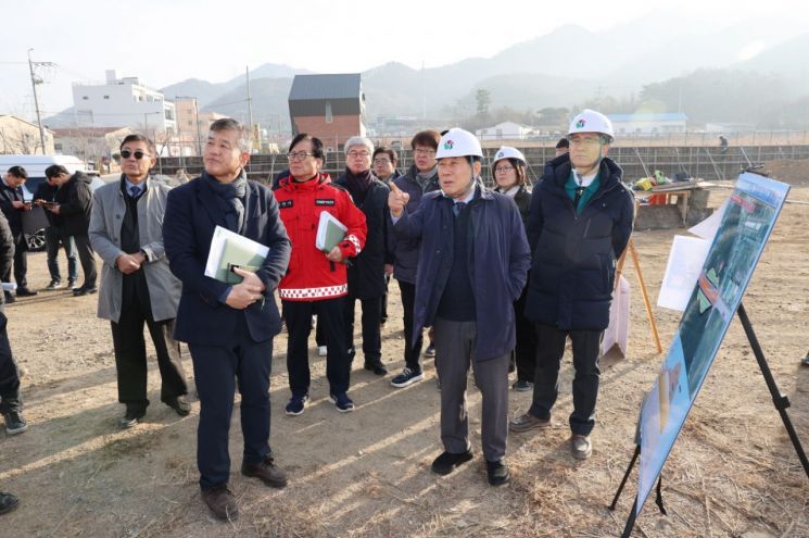 동부행정타운 부지조성공사 현장점검하는 나동연 양산시장(앞줄 우측).