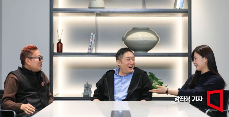 이준표 SBVA 대표(가운데)가 5일 서울 강남구 본사에서 김대식 카이스트 교수(왼쪽), 김혜연 안무가와 대담하고 있다. 강진형 기자