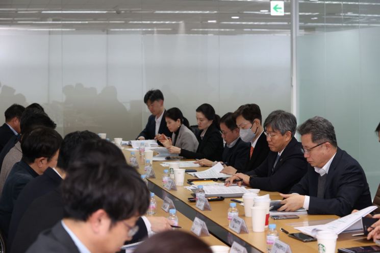 김이탁 국토부 1차관이 5일 서울 용산구 LH 주택공급특별추진본부에서 열린 '제4차 주택시장 및 공급대책 점검회의'를 주재하고 있다. 이날 회의에는 김영국 국토부 주택공급추진본부장을 비롯해 주택정책관, 주거복지정책관, 주택공급정책관, LH주택공급특별추진본부 부본부장, 주택공급특별대책추진단장 등이 참석했다. 국토부