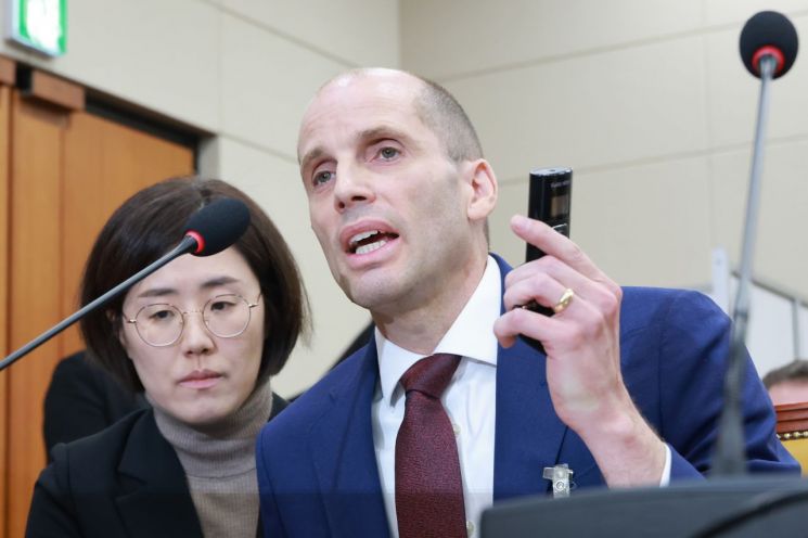 자세 낮춘 쿠팡 로저스, 임직원에 "자료 제출 협조"