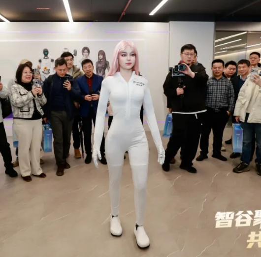 "너무 사람 같아 섬뜩" 윙크에 체온까지 구현한 中 여성형 휴머노이드