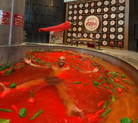 "이건 미쳤다" 고추 둥둥 뜬 탕에 몸 담근다…中 훠궈 스파 화제