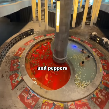 "이건 미쳤다" 고추 둥둥 뜬 탕에 몸 담근다…中 훠궈 스파 화제