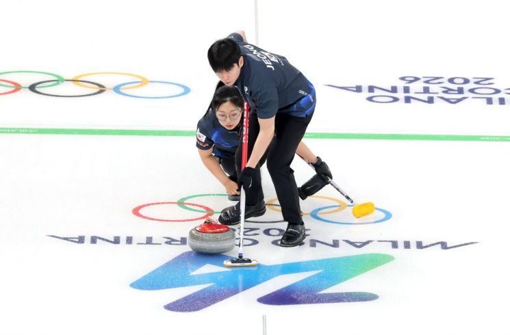 컬링 믹스더블 김선영·정영석 3연패…스위스에 5-8로 져