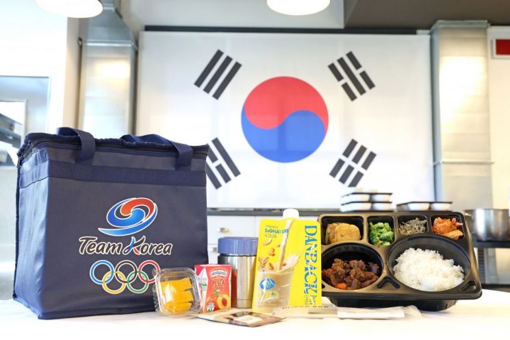 밀라노 동계올림픽 선수단 도시락 살펴보는 최휘영 장관